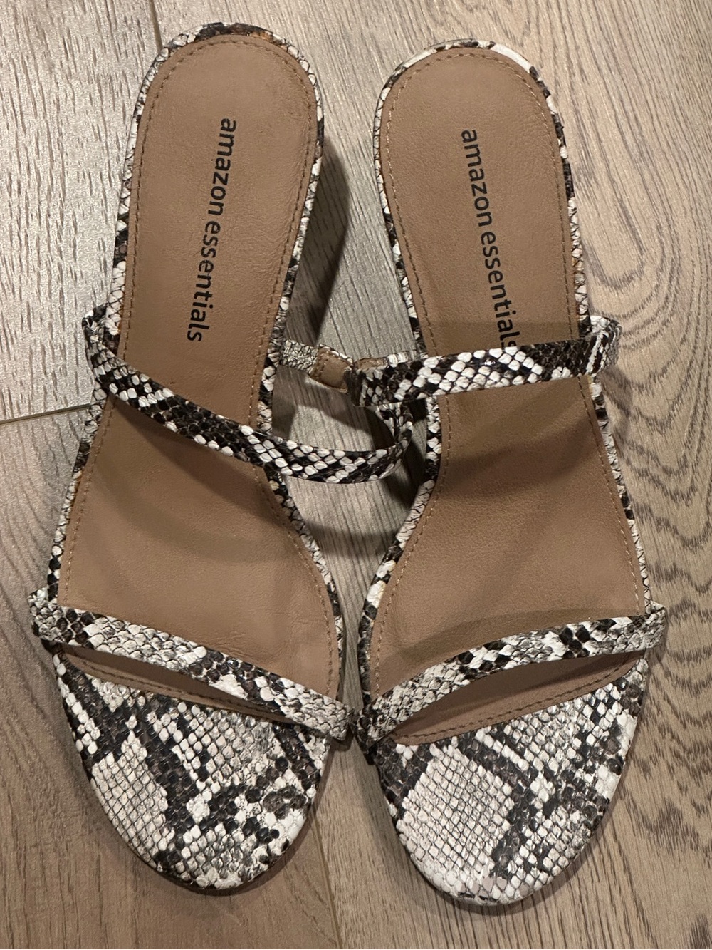 Amazon Essentials Snake-Print 2 Strap Slide 2.5” Heel Sandals, Black/White, 8.5